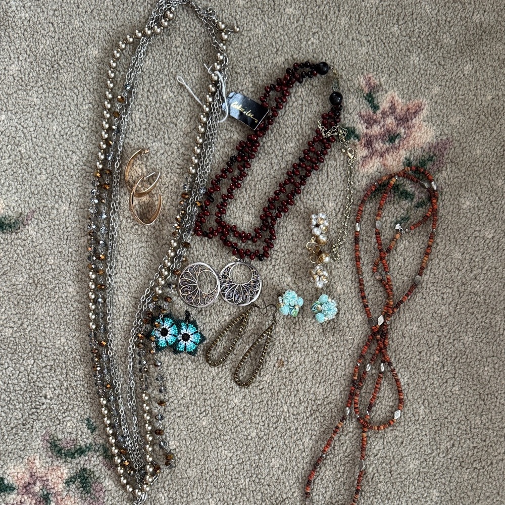 Jewelry costume jewelry lot, two pairs of vintage clip earrings. Cookie Lee neck